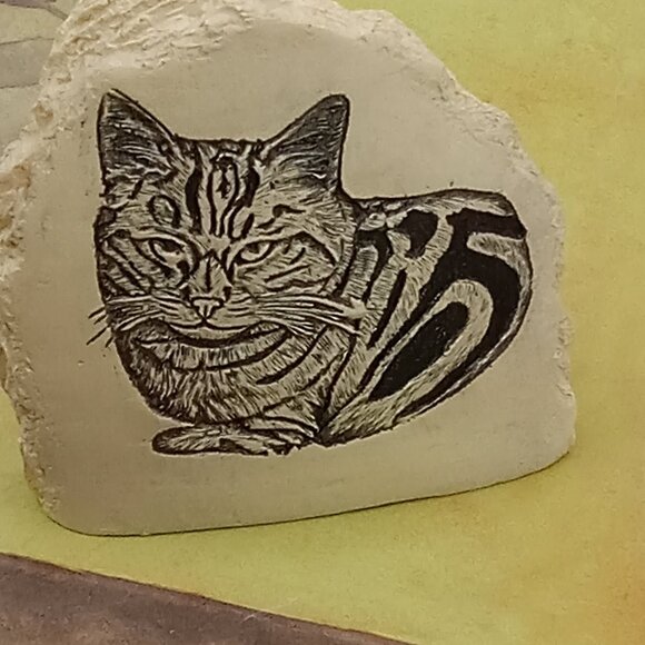 Other - Resin CAT Tiger Stripe PAPERWEIGHT Engraved Boulder Shape Tan Black 3D Etch